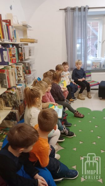 Biblioteka Gorlice, Starszaki oglądają książki